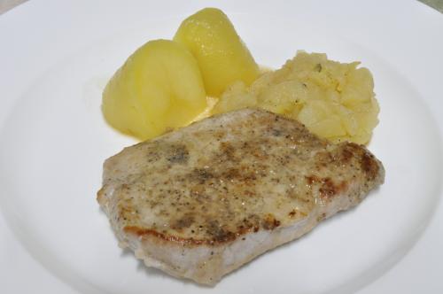 Jak uvařit vepřové steaky s pepřem a jablečným pyré? Snadné recept, připravený za Do 30 minut